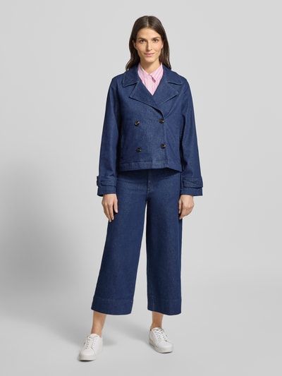 Frauenmodel trägt Hemdbluse mit Knopfleiste von More & More in zartem Rosa, Baumwoll-Mix mit Stretch, lockerer Schnitt, darunter dunkle Denimjacke, Ganzkörperansicht von vorne.