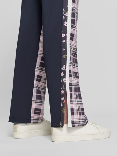 Produktfoto, Straight Fit Hose mit floralem Print von Marc Cain, kwiatowy nadruk, szerokość w rozmiarze 36: 36 cm, długość wewnętrzna nogawki w rozmiarze 36: 68 cm, elastyczny pas z tunelem, granatowe i różowe elementy, miękka tekstura