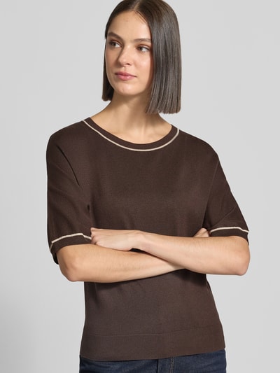 Vrouwenmodel draagt Regular Fit Pullover aus Viskose-Mix in Strick-Optik van comma, donkerbruin met beige accenten, ronde hals, 1/2-mouwen, ruglengte maat 36 49 cm, mouwlengte 25 cm, tricotlook, ganzekörperaanzicht van voren.