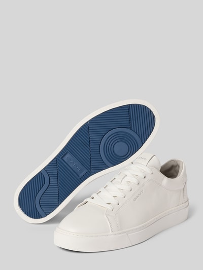 Produktfoto, Sneaker aus echtem Leder Modell 'Julien' von Gant in Weiß mit abgerundeter Passform, Logo-Prägung, blauer Sohle, Schnürverschluss, strukturierte Oberfläche