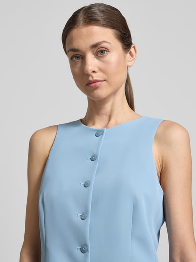 Vrouwenmodel draagt Weste mit Rundhalsausschnitt und Paspeltaschen van V by Vera Mont in lichtblauw, regular fit, materiaal-mix met stretch, knoopsluiting, paspelzakken, ronde hals, detailopname bovenlichaam