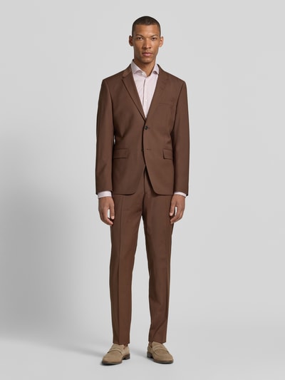 Männermodel trägt Slim Fit Businesshemd aus reiner Baumwolle Modell 'H-HANK-SP-B1' von BOSS, Herren Businesshemd, Ganzkörperansicht von vorne.