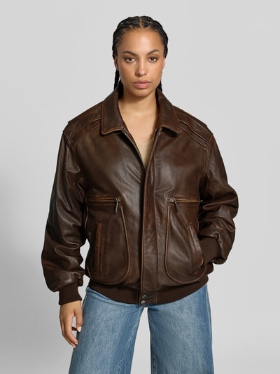 Frauenmodel trägt Relaxed Fit Jacke aus reiner Viskose von Rabanne in brauner Leder-Optik mit Eingrifftaschen, Ganzkörperansicht von vorne. Rückenlänge 68 cm, Brustweite 54 cm, Ärmellänge 66 cm.