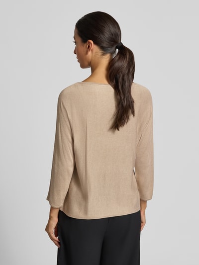 Frauenmodel trägt Pullover mit glatter Optik von S. OLIVER BLACK LABEL, beige, U-Boot-Ausschnitt, 3/4-Arm, gerade geschnitten, Ganzkörperansicht Rückansicht.