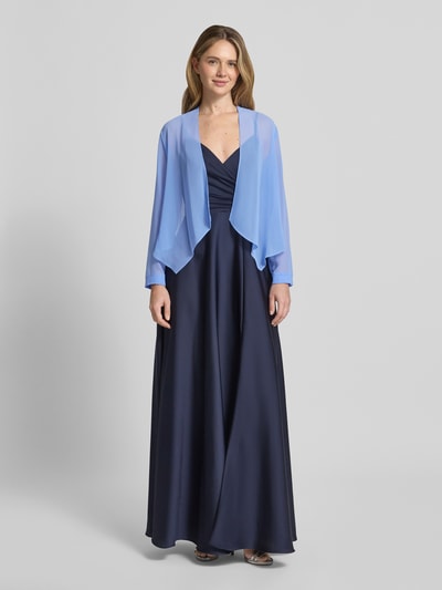 Modelka nosi Jacke aus Chiffon in offener Passform od Vera Mont, błękitny półprzezroczysty szyfon, luźny krój, widoczne faktury, długość tyłu 46 cm w rozmiarze 36, widok całej sylwetki z przodu.