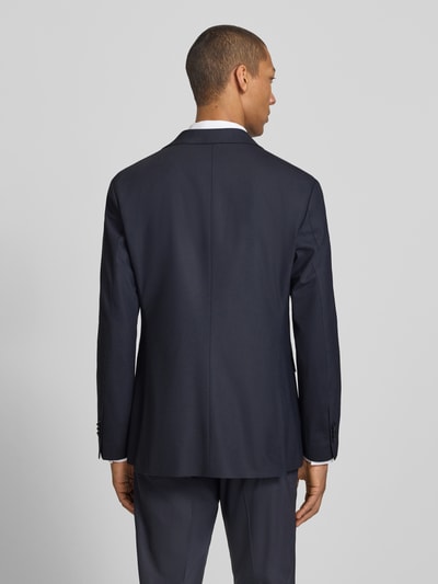 Männermodel trägt dunkelblaues Slim Fit Sakko mit Schurwoll-Anteil, Modell 'Totti' von CINQUE, glatte Textur, Ganzkörperansicht Rückansicht.