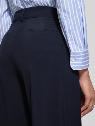 Frauenmodel trägt Weite Hose in verkürzter Passform Modell 'SLOANNE' von SEDUCTIVE in Dunkelblau, Material-Mix mit Viskose, Detailaufnahme Rückansicht.