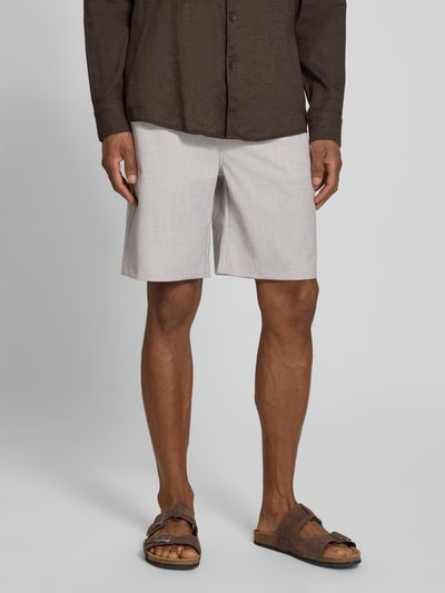 Männermodel trägt Shorts mit elastischem Bund Modell 'Samos' von Casual Friday, Material-Mix mit Viskose-Anteil, Regular-Fit, Ganzkörperansicht von vorne.