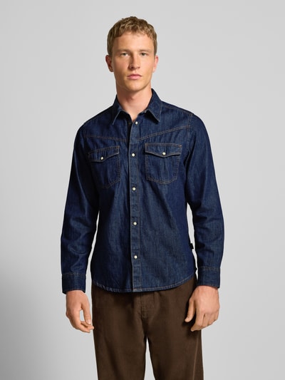 Męski model nosi Regular Fit Jeanshemd aus reiner Baumwolle od Pepe Jeans, ciemnoniebieski denim, kieszenie na piersi, widok z przodu, zdjęcie całej sylwetki.
