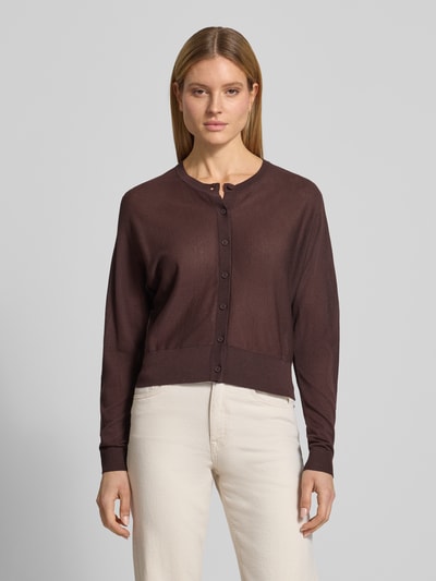 Frauenmodel trägt Strickjacke mit Rundhalsausschnitt Modell 'Desela' von OPUS, Viskose-Mix, Regular-Fit, Knopfleiste, Ganzkörperansicht von vorne.