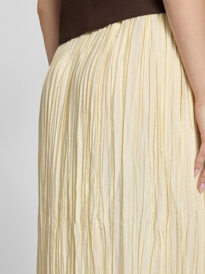 Frauenmodel trägt Maxirock aus Viskose-Mix mit Strukturmuster Modell 'THEA' von Topshop, creme, strukturierte Oberfläche, Nahaufnahme Oberkörper. Damen Maxirock, A-Linie, elastischer Bund, Bundweite bei Größe 36: 36 cm, Gesamtlänge: 104 cm.