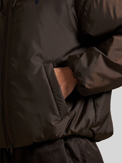 Frauenmodel trägt Relaxed Fit Blouson mit Zweiwege-Reißverschluss von Polo Ralph Lauren, unifarben, seitliche Taschen, Nahaufnahme Oberkörper.
