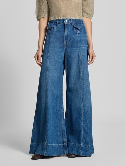 Vrouwenmodel draagt blauwe katoendenim Wide & Loose Fit Jeans uit de C_JANE HR serie van BOSS Orange, productfoto, vooraanzicht van het hele lichaam.