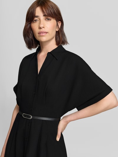 Frauenmodel trägt Hemdblusenkleid aus Viskose-Leinen-Mix mit Gürtel von MORE & MORE, schwarze A-Linie, Knopfleiste, Nahaufnahme Oberkörper.