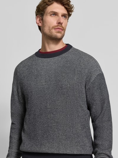 Männermodel trägt Regular Fit Strickpullover aus reiner Baumwolle von HECHTER PARIS in Grau mit Rundhalsausschnitt, Nahaufnahme Oberkörper. Rückenlänge 63 cm, Ärmellänge 61 cm, elastische Abschlüsse.