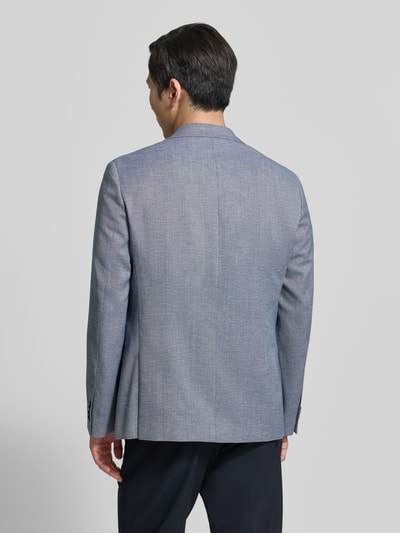Mężczyzna model nosi Regular Fit Blazer mit Viskose-Anteil od HECHTER PARIS w szarym kolorze, tekstura gładka, Ganzkörperansicht Rückansicht. Elastischer materiał z domieszką wiskozy, logo, kieszeń na piersi, pasplowane kieszenie, zapięcie na dwa guziki, kołnierz z klapami, długość tyłu w rozmiarze 50: 72 cm, szerokość ramion w rozmiarze 50: 38 cm, długość rękawa w rozmiarze 50: 64 cm.
