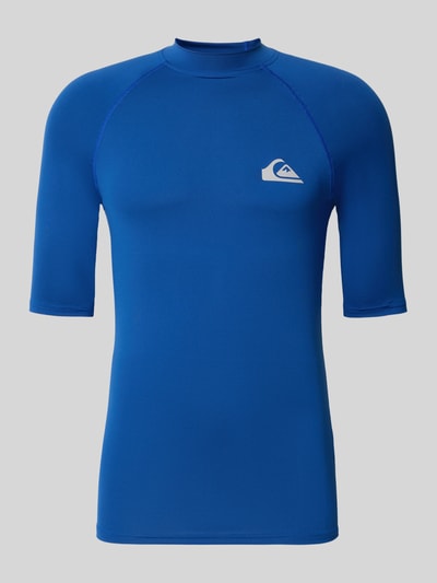 Produktfoto, Sonnenschutz Wet Shirt Surfshirt mit UPF50 Modell 'EVERYDAY' von Quiksilver, elastische materiaalmix in blauw, halflange mouwen, opstaande kraag, labelprint, eng anliggende pasvorm, ruglengte bij maat M 71 cm.