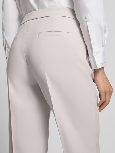 Männermodel trägt Straight Fit Hose mit Viskose-Anteil von windsor., elastyczna mieszanka materiałów z dodatkiem wiskozy, jasny kolor, Kanty, zapięcie na haftkę i zamek błyskawiczny, Szerokość w rozmiarze 36: 42 cm, Długość wewnętrzna nogawki w rozmiarze 36: 84 cm, detailaufnahme tylniej części.