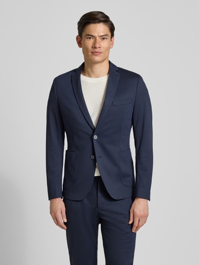 Męskimodel nosi marynarka na 2 guziki z dodatkiem wiskozy od s.Oliver BLACK LABEL, jednokolorowy design, krój regular fit, listwa guzikowa, nakładane kieszenie, kołnierz z połami, brustasza, mieszanka materiałów, długość tyłu w rozmiarze 50: 69 cm, szerokość w rozmiarze 50: 38 cm, długość rękawów w rozmiarze 50: 64 cm, ciemnoniebieski, gładka tekstura, jednolity kolor, całkowity widok z przodu.