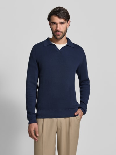 Männermodel trägt dunkelblauen Strickpullover aus reiner Baumwolle Modell 'NORDIN' von Casual Friday, Rippstrick-Optik, Ganzkörperansicht von vorne