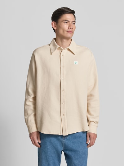 Männermodel trägt Regular Fit Freizeithemd mit Label-Patch von American Vintage, Reine Baumwolle, Kentkragen, Knopfleiste, Ganzkörperansicht von vorne.