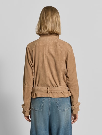 Frauenmodel trägt Relaxed Fit Lederjacke Trenchcoat-Stil von Marc O'Polo in beiger Wildlederoptik, Ziegenleder, Ganzkörperansicht Rückansicht.