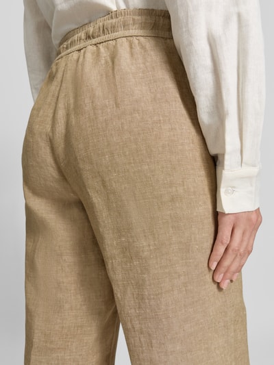 Frauenmodel trägt Regular Fit Weite Hose aus reinem Leinen Modell 'FARINA' von Brax, Optik: Unifarben, Textur leicht strukturiert, Label-Applikation, Bundabschluss elastisch mit Tunnelzug, Eingrifftasche, Material: reines Leinen, Nahaufnahme Rückansicht.