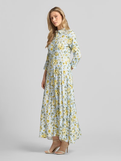 Frauenmodel trägt Hemdblusenkleid aus reiner Viskose mit Knopfleiste Modell 'SAVANNA' von YAS, Allover-Look, A-Linie, Maxikleid, Ganzkörperansicht von vorne. Rückenlänge bei Größe S: 140 cm, Brustweite: 47 cm, Ärmellänge: 49 cm.