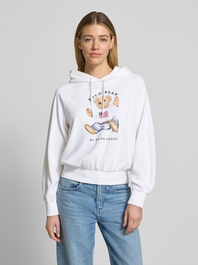 Frauenmodel trägt Regular Fit Hoodie mit Polo-Bear-Print von Polo Ralph Lauren, weiß, unifarben, Frottee, Baumwoll-Mix, Ganzkörperansicht von vorne.