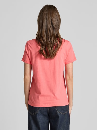 Modelka nosi Regular Fit T-Shirt aus reiner Baumwolle von Tom Tailor, efekt: jednolity kolor, krój regular fit, aplikacja z nadrukiem z napisem, okrągły dekolt, rękaw: krótki, wykończenie materiału: dżersej, materiał: bawełna; widok całej sylwetki z tyłu.
