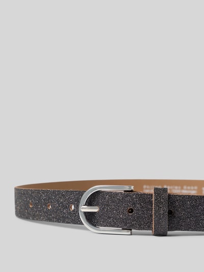 Produktfoto, Gürtel aus echtem Leder mit Glitzer von Tamaris in Schwarz mit silberner Schnalle, feine Glitzertextur auf glatter Oberfläche.