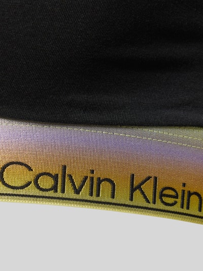 Frauenmodel trägt Bralette aus Baumwoll-Mix von Calvin Klein Underwear in Optik: Unifarben, Label-Bund, Nahaufnahme Oberkörper.