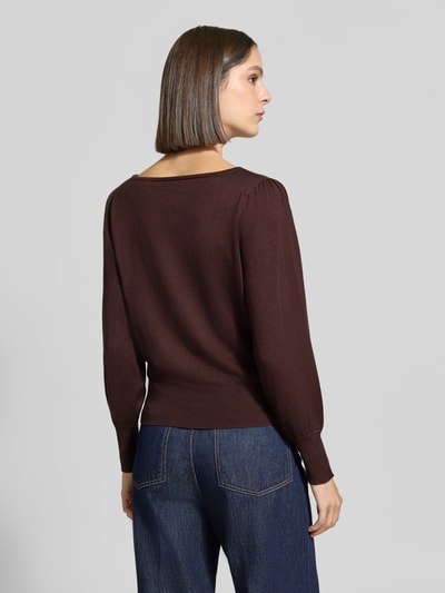 Frauenmodel trägt Regular Fit Pullover aus Viskose-Mix von zero in Strick-Optik mit U-Boot-Ausschnitt, elastische Abschlüsse, Rückenansicht.