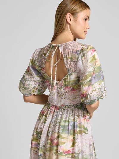 Modelka kobieca nosi Midikleid mit Puffärmeln Modell 'JONORA' od Ted Baker, Lyocell-mix, krój dopasowany, dekolt okrągły, bufiaste rękawy, wycięcie i wiązanie z tyłu, tylny zamek, długość pleców w rozmiarze 36: 103 cm, szerokość w rozmiarze 36: 37 cm, długość rękawa w rozmiarze 36: 33 cm, pastelowe kolory, kwiatowe wzory, tekstura lekko prześwitująca, widok na plecy z tyłu