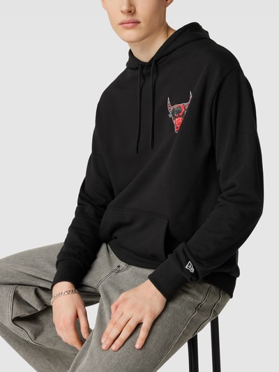 New Era Bluza o kroju oversized z kapturem i kieszenią kangurką model ‘TEAM LOGO’ Czarny 3