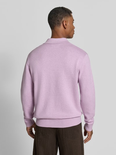 Männermodel trägt Regular Fit Poloshirt aus katoenmix Modell 'Sanino' van Samsøe Samsøe in lila met Tricotlook, elastische boordjes, ganzkörperansicht rückansicht. Context: Heren poloshirt van Samsøe Samsøe, katoenmix, regular fit, model 'Sanino', polokraag, met lange mouwen, tricotlook, elastische boordjes, ruglengte bij maat M: 68 cm, mouwlengte bij maat M: 40 cm.