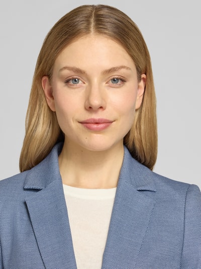 Frauenmodel trägt Regular Fit Blazer mit Viskose-Anteil von comma in Blau mit Reverskragen, Elastik-Mix, Nahaufnahme Oberkörper.