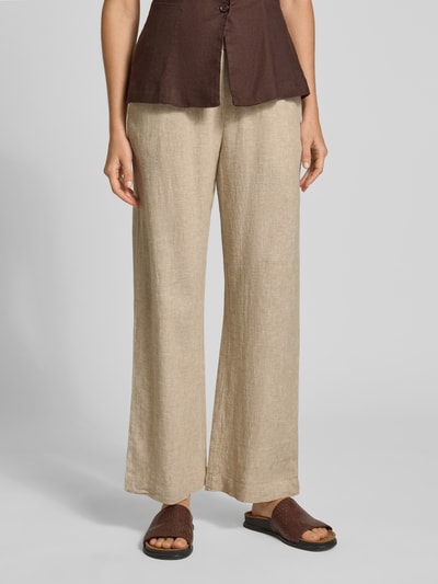 Vrouwenmodel draagt Wide Leg Pants aus Leinen-Mix mit elastischem Bund Modell 'Lava' van FREE/QUENT, beige kleur, loose fit, viscosemix, elastische taille met trekkoord, detailopname benen, context: dames Wide Leg Pants, taillewijdte maat S 41 cm, binnenbeenlengte S 77 cm.