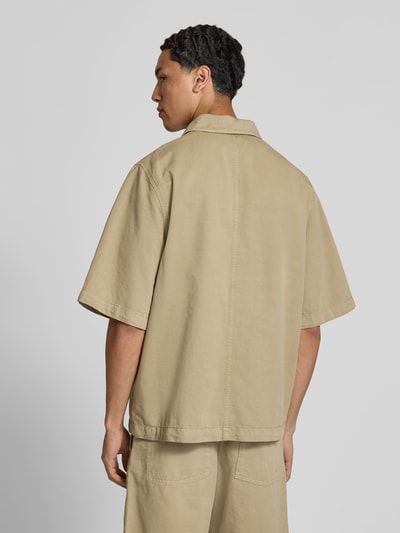 Männermodel trägt Freizeithemd mit Leinen-Anteil ANNARR von ANNARR in Beige, Kurzärmelig, Relaxed-Fit, Ganzkörperansicht Rückansicht. Baumwoll-Mix mit Leinen-Anteil, Kentkragen, Brusttaschen, Rückenlänge bei Größe M: 71 cm, Schulterbreite: 43 cm, Ärmellänge: 36 cm.
