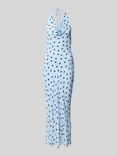 Produktfoto, hellblaues Cocktailkleid mit schwarzen Punkten, figurbetonter Schnitt, Wasserfall-Ausschnitt, Modell 'Carter' von Forever New
