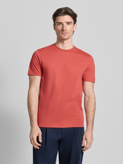 Männermodel trägt Regular Fit T-Shirt aus reiner Baumwolle Modell 'Thompson 01' von BOSS in Unifarbe, Jersey-Textur, Rundhals, Ganzkörperansicht von vorne.