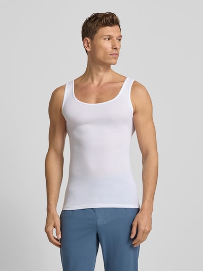 Männermodel trägt Tanktop im unifarbenen Design von Mey aus reiner Peru-Pima-Baumwolle, Slim Fit, Ultra Feinripp, Ganzkörperansicht von vorne.