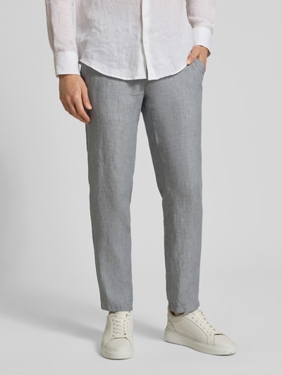 Männermodel trägt Slim Fit Leinenhose aus reinem Leinen Modell 'Fabio' von Brax in Hellgrau, unifarben, Nahaufnahme Unterkörper.