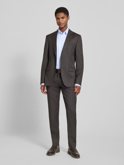 Männermodel trägt Extralanges Slim Fit Business-Hemd mit Kentkragen von Jake*s, Reine Baumwolle, Streifenmuster, Ganzkörperansicht von vorne.