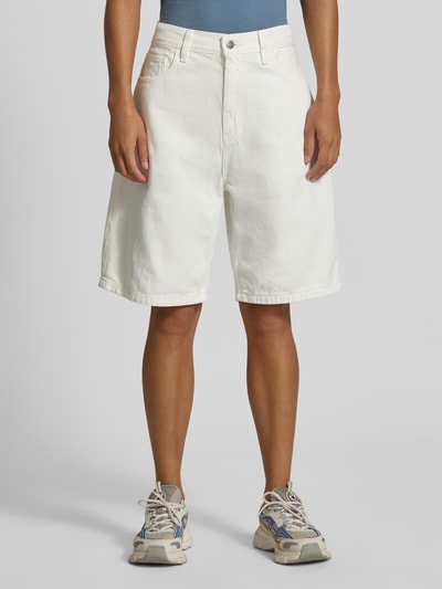Männermodel trägt Loose Fit Jeansshorts im 5-Pocket-Design Modell 'Brandon' von Carhartt Work In Progress, weiße Baumwolle, Ganzkörperansicht von vorne. Herren Jeansshorts, Knopf- und Reißverschluss, Bundweite S: 40 cm, Innenbeinlänge S: 25 cm.