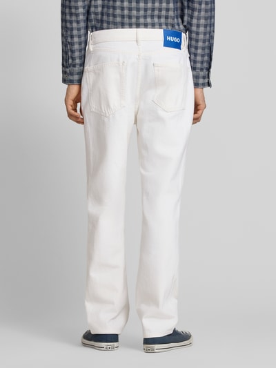 Mężczyznamodel nosi Regular Fit Jeans aus reiner Baumwolle Modell 'Jonah' von HUGO, stylizowana na denim, krój regular fit, średni stan, naszywka z logo, szlufki na pasek, zapięcie na guzik i ukryty zamek błyskawiczny, 5 kieszeni, splot twill, bawełna; zdjęcie całej sylwetki z tyłu