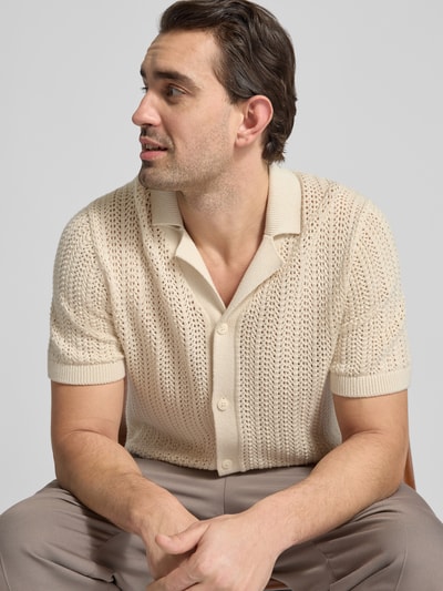 Männermodel trägt Regular Fit Freizeithemd im Loch-Design von MCNEAL in Beige, reine Baumwolle, Reverskragen, Nahaufnahme Oberkörper.