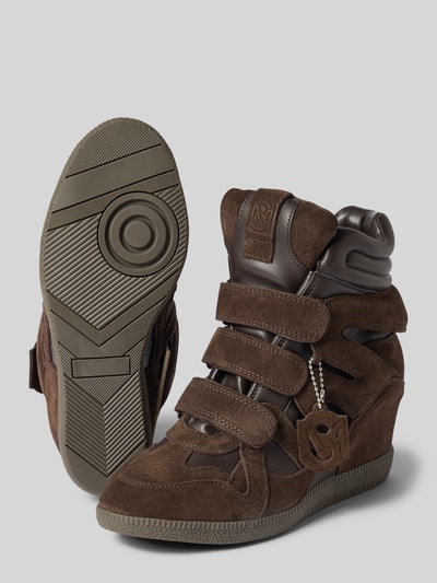 Produktfoto, Sneaker aus Leder-Mix Modell 'Mavis' von Steve Madden in Braun mit Keilabsatz, Klettverschluss, strukturierte Gummisohle, Damenschuh, runde Form, Absatzhöhe 2 cm, Schafthöhe 17 cm, Schaftweite 8 cm