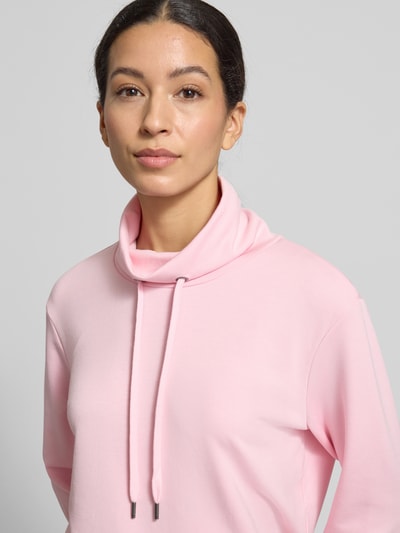 Vrouwenmodel draagt Sweatshirt met tunnelkoord model 'Banu' van Soyaconcept, roze, zachte stofmix met modal, col, ribboorden, close-up bovenlichaam.