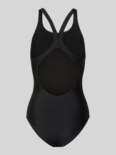 Frauenmodel trägt schnelltrocknenden Badeanzug Modell 'Dynamo R' von Arena in Schwarz, sportliches Design, chlorbeständig, Ganzkörperansicht Rückansicht.